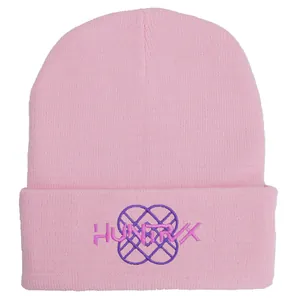 Detailaufnahme der rosa Strickmütze mit violetter HUNTRX-Stickerei und Rippenstruktur