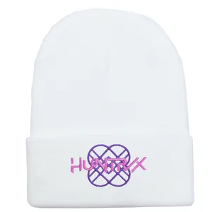 Weiße Strickmütze mit lila geometrischer Stickerei und HUNTRX-Logo für Damen