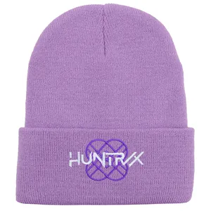 Lavendelfarbene Strickmütze mit weißer HUNTRX Stickerei und Rippenmuster auf weißem Hintergrund