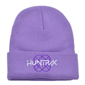 Lila K-POP Strickmütze mit HUNTRVX-Stickerei und Rippstrick-Design für Damen