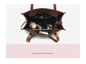 Intérieur spacieux d'un cabas marron avec poche zippée montrant les objets du quotidien
