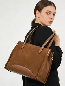 Détail du grand sac cabas en daim marron foncé avec surpiqûres et finitions cuir