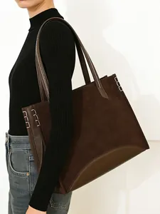 Sac cabas marron en daim mat avec coutures blanches et grande capacité porté par mannequin