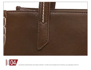 Vue macro des coutures renforcées sur les anses du sac fourre-tout en cuir marron