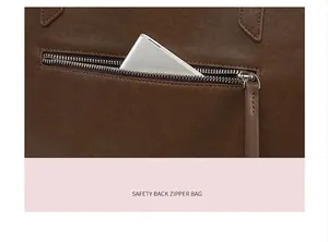 Vue macro détaillée de la poche zippée de sécurité au dos du sac cabas en cuir marron