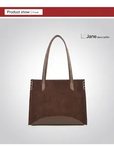 Vue de face montrant la texture mate et les coutures blanches de ce sac fourre-tout