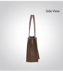 Vue latérale du cabas en cuir marron avec surpiqûres et silhouette trapèze élégante