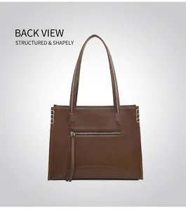 Détail du dos du sac fourre-tout marron foncé avec poche zippée et texture grainée