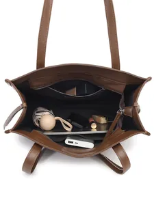 Grand sac cabas marron foncé avec compartiments intérieurs spacieux pour objets divers