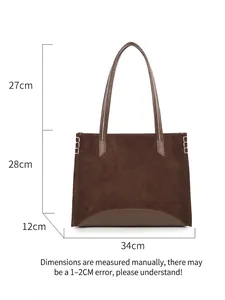 Sac cabas en daim marron mat avec surpiqûres blanches contrastées et dimensions