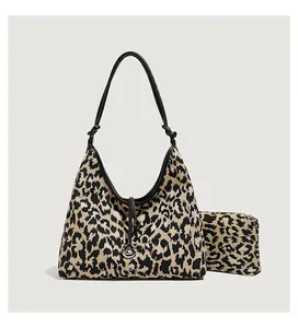 Detail van de hobo-toteset met luipaardprint inclusief een bijpassend klein ritsvakje