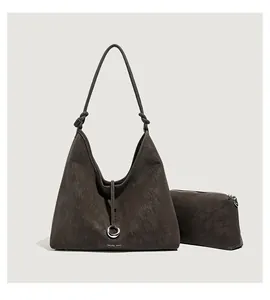 Detail van de tote bag met binnentasje, geknoopte schouderband en metalen ring