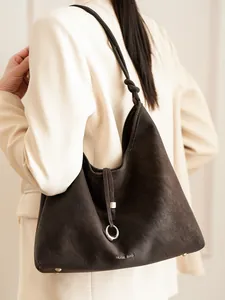 Grote retro tote tas in donkerbruin suède met geknoopte riem en een metalen ring