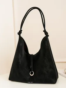 Minimalistische zwarte suède tote bag met knoophengsel en zilveren ring detail