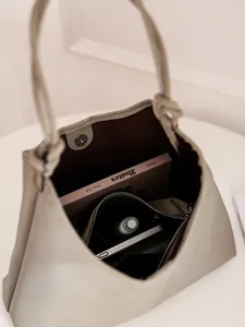 Minimalistische crème kunstlederen shopper met knoopdetail aan de riem en ruim interieur