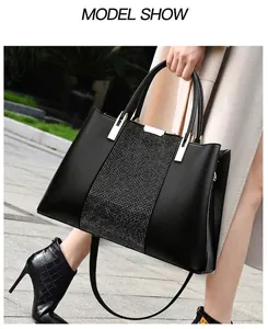 Detailansicht der schwarzen Handtasche mit Strass-Panel und goldenen Beschlägen
