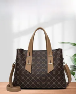 Dettaglio della borsa tote stampata marrone scuro con motivo geometrico su tavolo