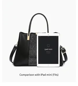 Größenvergleich der schwarzen Handtasche, zeigt Platz für ein iPad mini Tablet
