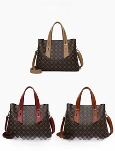 Dettaglio delle borse tote in kaki, rosso vino e caffè con stampe geometriche