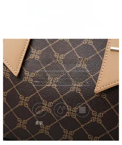Dettaglio borsa tote in pelle PU marrone con motivo logo e cuciture precise