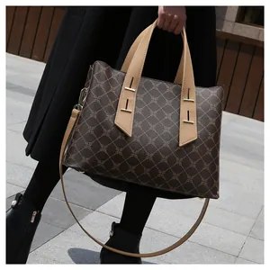 Dettaglio della borsa tote vintage con motivo a rombi e fibbie dorate metallizzate