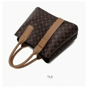 Gedetailleerde close-up van donkerbruine vintage monogram draagtas met lederen structuur