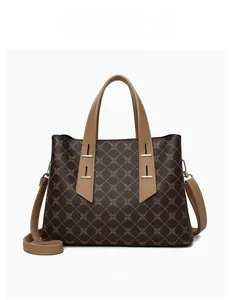 Dettaglio del motivo monogramma marrone e delle cuciture su una borsa tote da donna