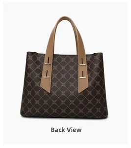 Vista posteriore della borsa tote a trapezio con motivi geometrici e dettagli argentati