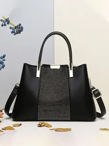 Elegante schwarze Leder-Shopper mit silbernem Strass-Panel und goldenen Beschlägen