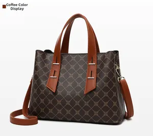 Dettaglio laterale della borsa tote color caffè stampata con manici e finiture metalliche