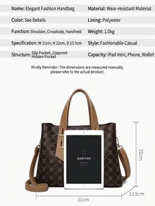 Elegante borsa a mano marrone con motivi geometrici e dimensioni confrontate con iPad