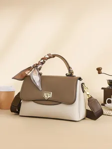 Sac bandoulière bicolore beige et marron avec poignée en soie et boucle dorée chic