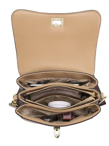 Sac bandoulière en cuir marron avec intérieur multicouche et fermoir doré chic