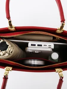 Borsa ricamata rossa con capiente interno per tablet e oggetti di uso quotidiano