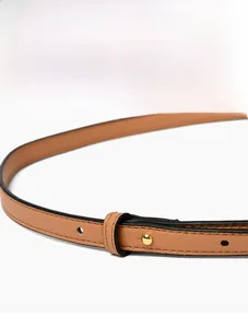 Details des verstellbaren braunen Leder-Schultergurts mit Goldnieten und feinen Nähten