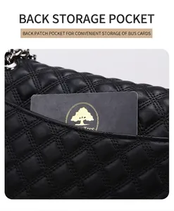 Detalle del bolsillo trasero en el bolso bandolera de cuero negro acolchado para tarjetas