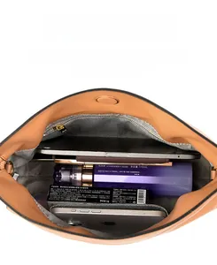 Innenansicht der Cloud Bag mit geräumigen Fächern und großem Stauraum für Zubehör