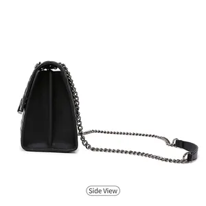 Vista lateral del bolso acolchado negro con doble pliegue de acordeón y correa de cadena