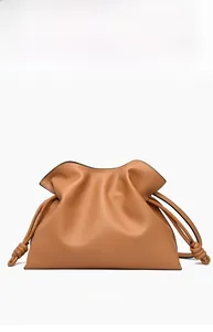 Nahaufnahme der karamellbraunen Cloud-Tasche aus Leder mit Faltenzug und feiner Textur