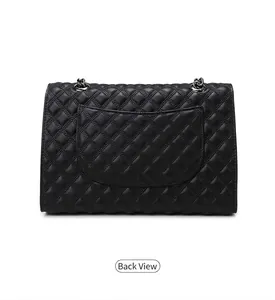 Vista trasera del bolso bandolera de cuero acolchado negro con cadena de metal oscuro
