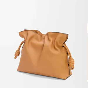 Detailansicht der karamellfarbenen Cloud-Bag aus Leder mit Plissee und Knotendetails