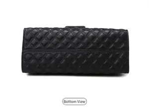 Vista detallada de la parte inferior del bolso de cuero acolchado negro con costuras de diamante