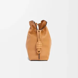 Detail der karamellfarbenen Kordelzugtasche mit charakteristischem Lederknoten und Kantenfinish