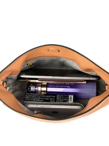 Minimalistische camel Umhängetasche zeigt große Kapazität mit Tablet und Make-up