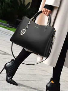 Elegante borsa a mano da donna in pelle nera con ciondolo a foglia e perla