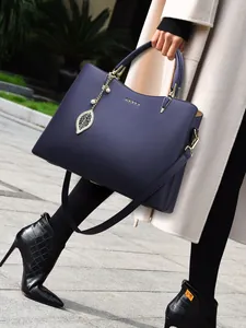 Borsa a mano blu navy minimalista capiente con ciondolo a foglia dorata per donna