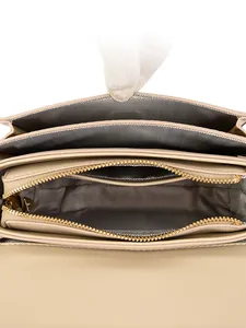 Minimalistische beige Handtasche mit dreifacher Inneneinteilung und Fischgrätfutter