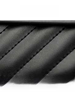 Nahaufnahme von schwarzem Litschi-Leder mit ordentlichen diagonalen Steppnähten