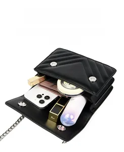 Innenansicht der schwarzen Stepptasche mit Platz für Handy und Kosmetikartikel