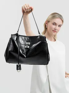 Klassieke zwarte leren shopper met grote capaciteit en een zilveren draaisluiting